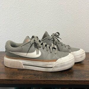 Great condition Nike Court Legancy Lift Women's Size 7.5